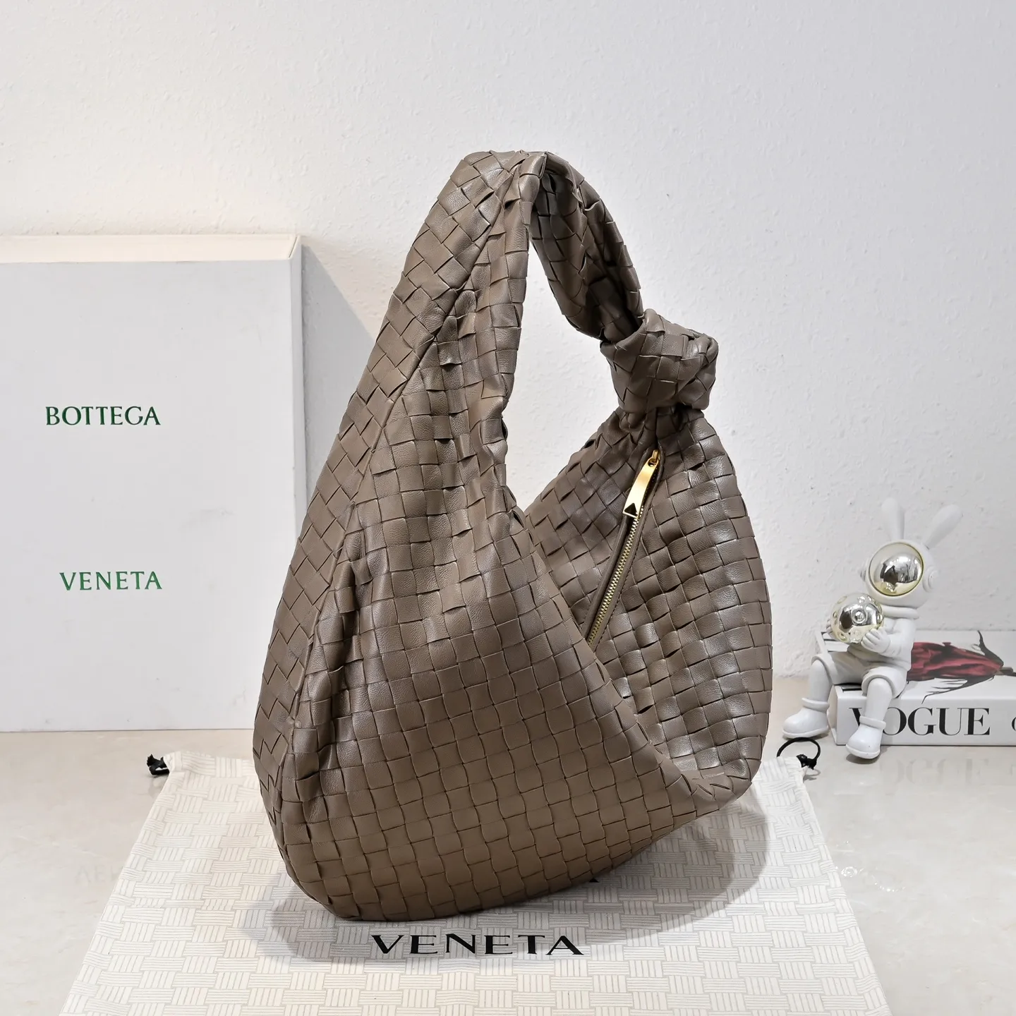 Batch 2360 #JODIE Oversized size comes out~ The shape is still the same fashionable and good-looking. It is made of classic sheepskin weaving. The iconic weaving has always been the most proud design of BV. The soft shape is super suitable for concave shapes~ Not only the size has been changed, but the quality details are also more refined. The shape is more round and Q. The large size has more styles. It is not only practical and can fit everything, but also can carry Jodie’s fashionable concave shape. It is really practical and fashionable. It is awesome in capital letters!  Size: 54*50*20cm Model: 6699